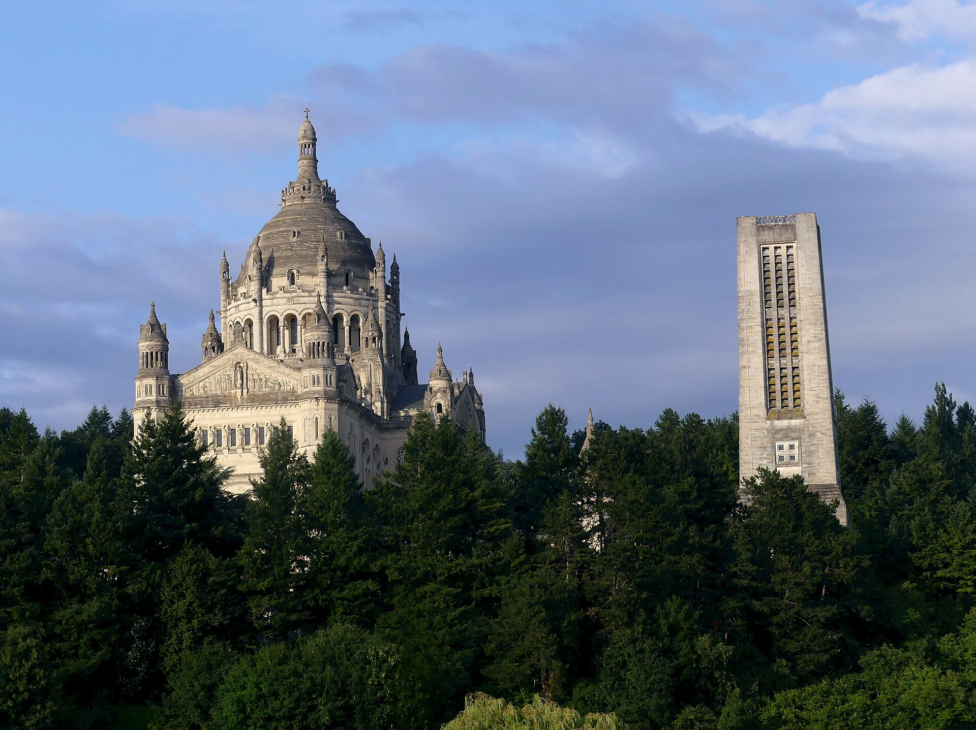 La basilique de Lisieux et son campanile au-dessus des arbres