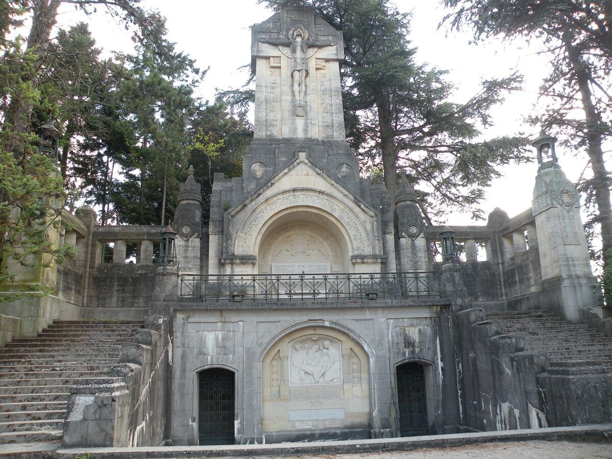 Le calvaire du chemin de croix derrière la basilique de Lisieux