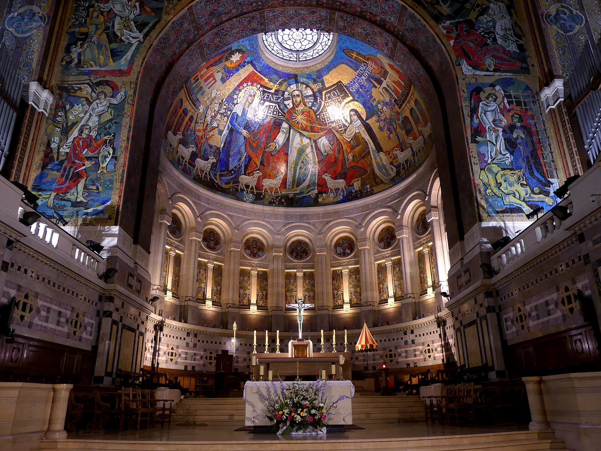 Le chœur et l'autel de la basilique Sainte-Thérèse