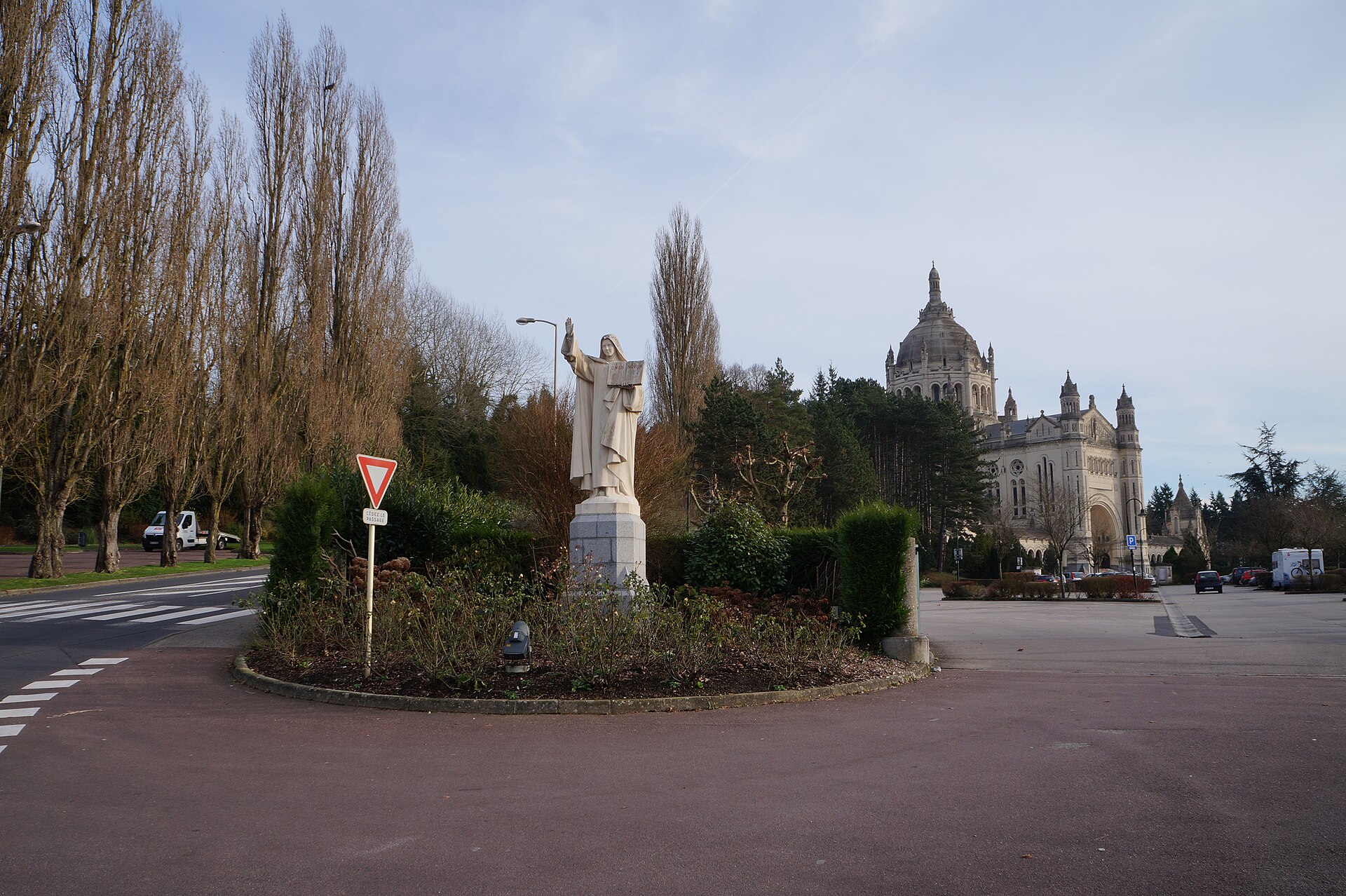 La statue de sainte Thérèse à l'entrée de l'avenue qui monte à la basilique de Lisieux