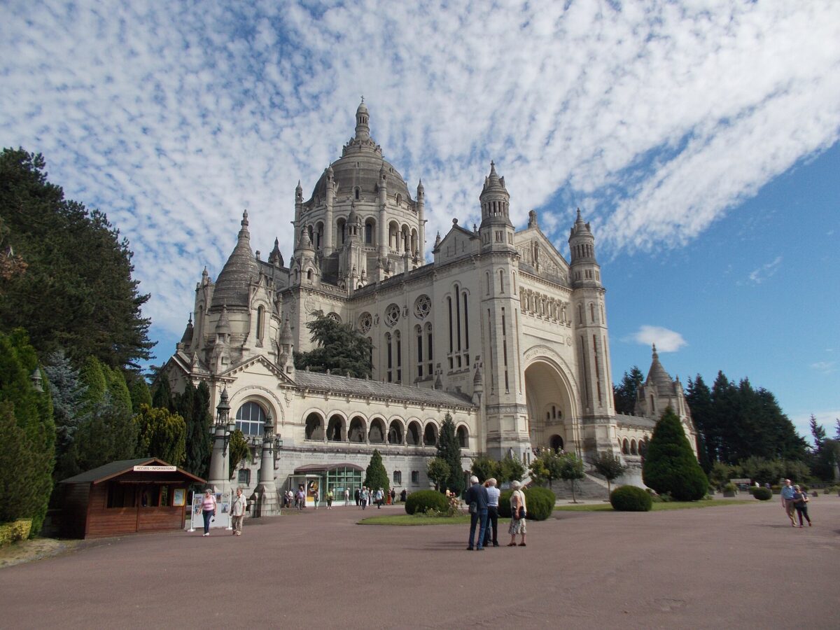 La basilique de Lisieux et son esplanade
