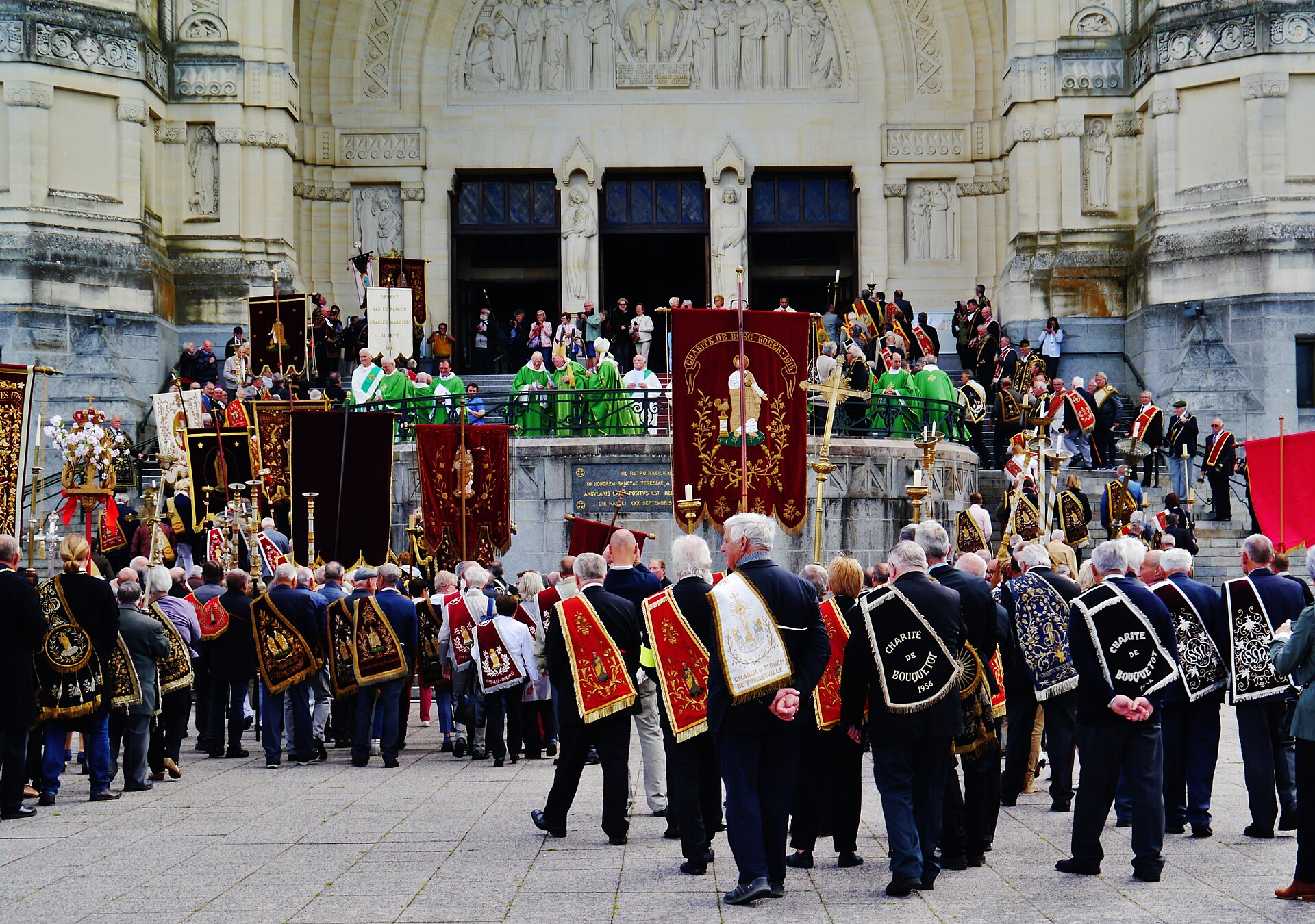 Procession avec bannières sur le parvis de la basilique de Lisieux