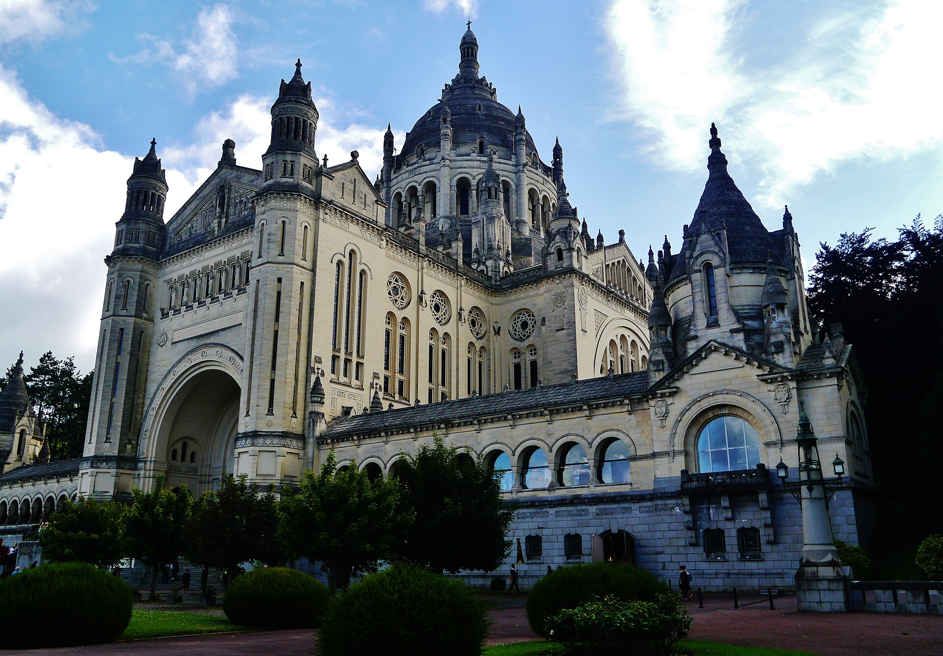 La basilique Sainte-Thérèse de Lisieux vue du sud-ouest