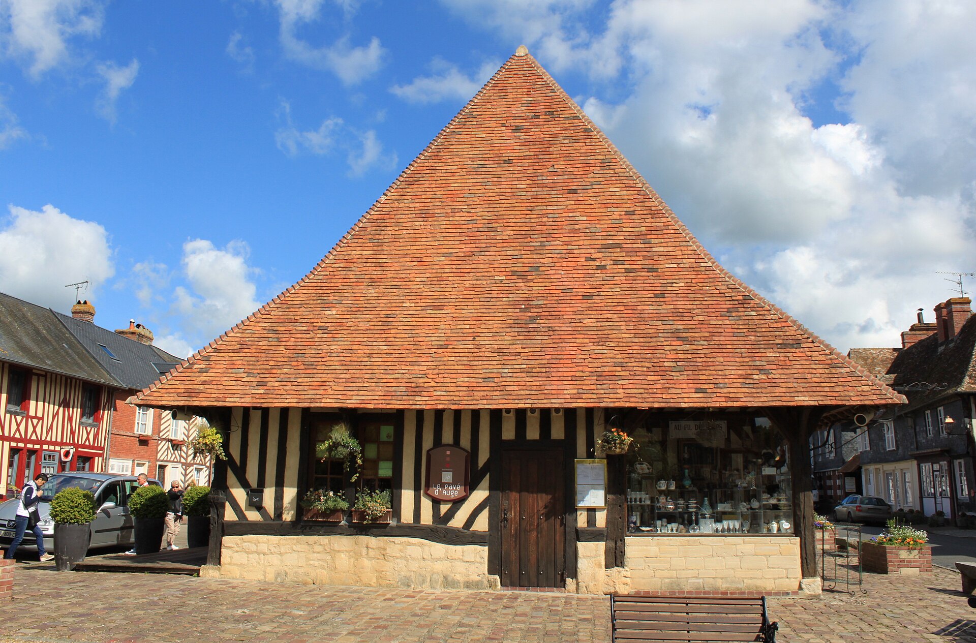Les halles de Beuvron-en-Auge sur la place du village