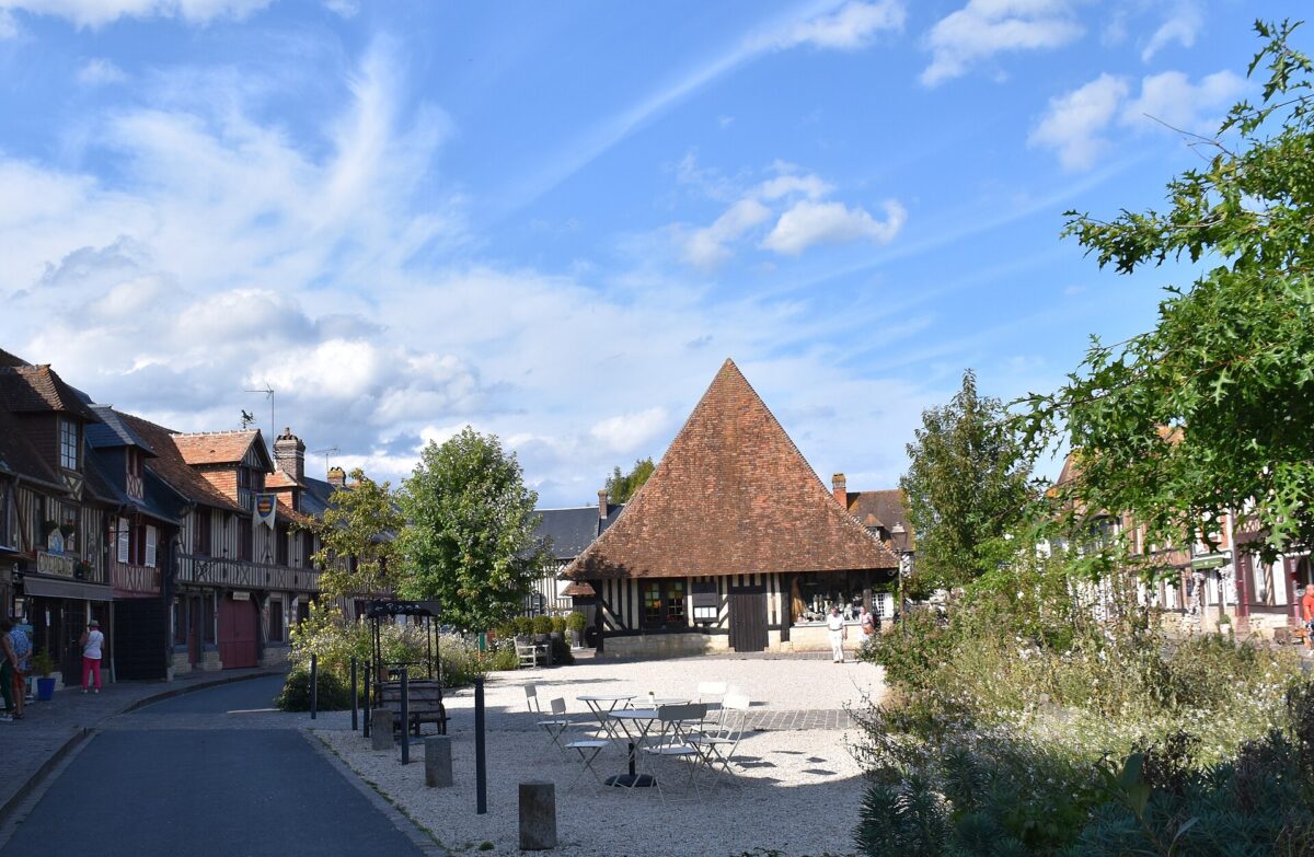 La halle de Beuvron-en-Auge, sur la place