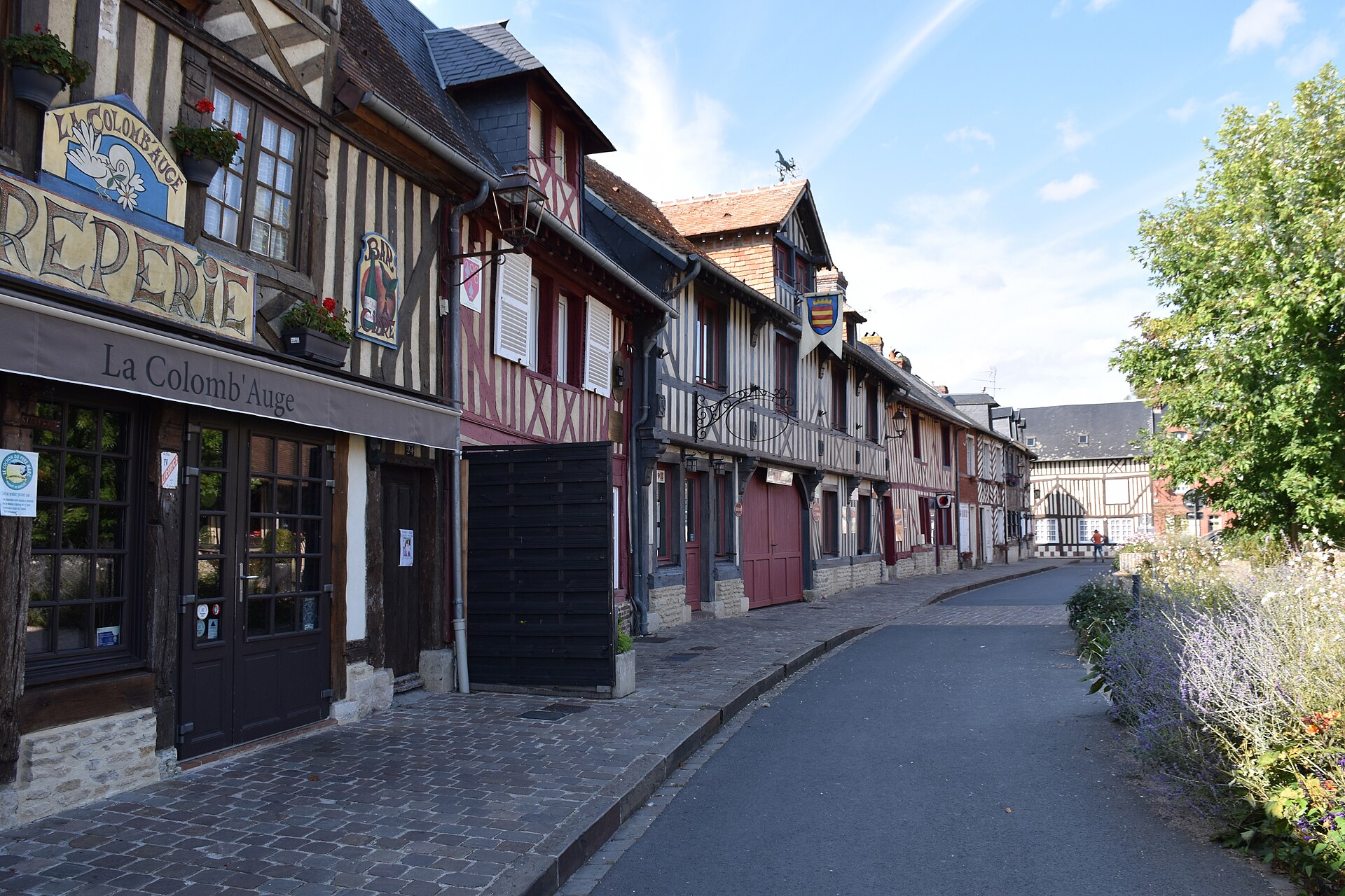 Une rue de Beuvron-en-Auge bordée de maisons à pans de bois
