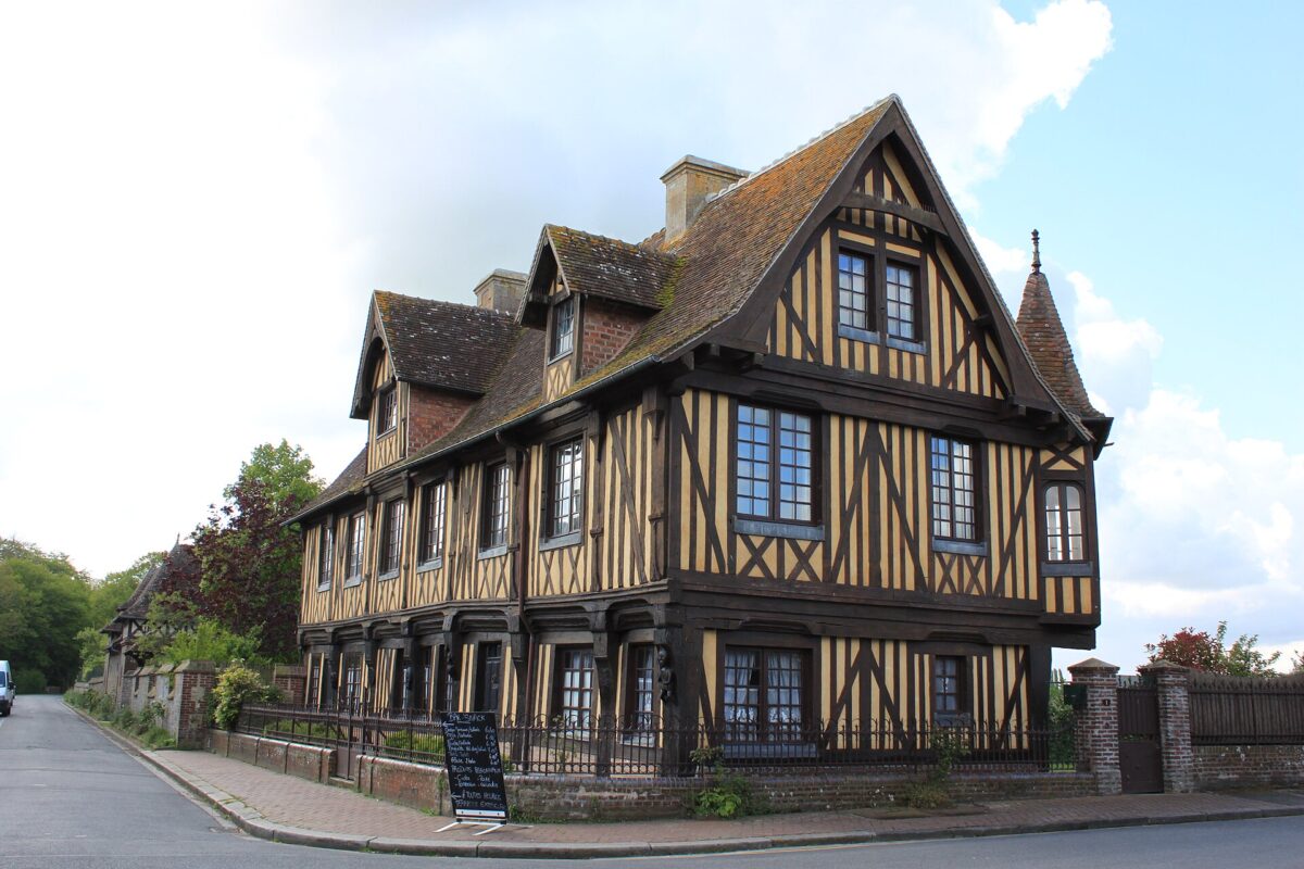 Le vieux manoir, au bout de la place