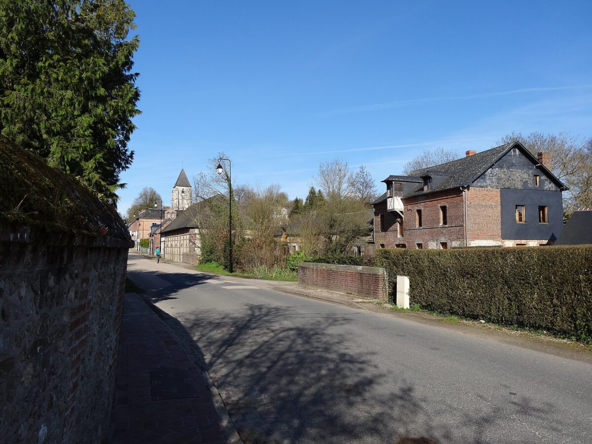 Une route du pays d'Auge, à Blangy-le-Château