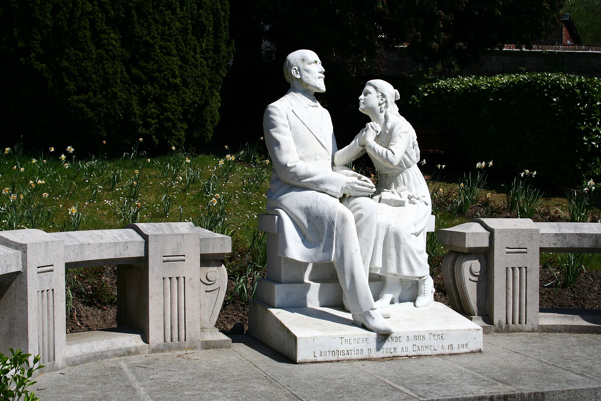 Thérèse et son père Louis Martin, groupe sculpté du jardin des Buissonnets