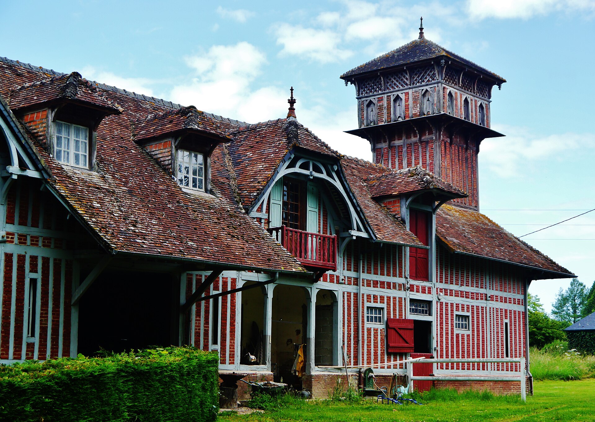 Les communs à pans de bois et le pigeonnier du manoir de Cantepie à Cambremer