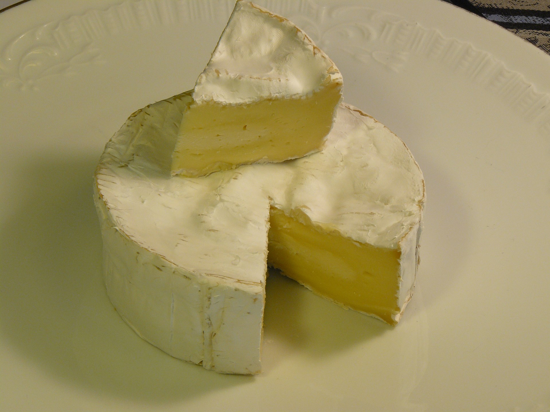 Un camembert de Normandie entamé sur une assiette