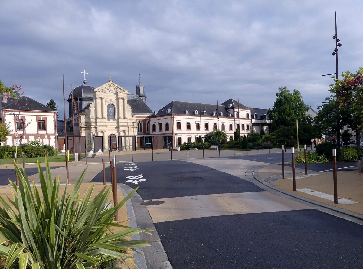 L'arrivée au Carmel par la rue