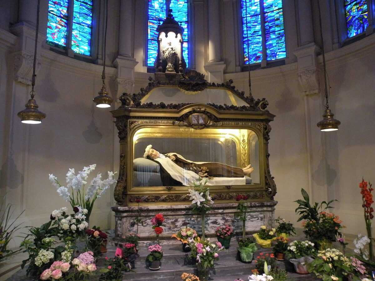 Le gisant, au-dessus des reliques