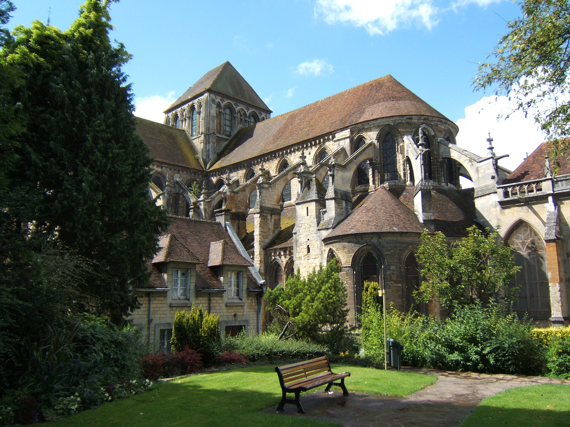 Le chevet de la cathédrale de Lisieux vu du jardin de l'évêché