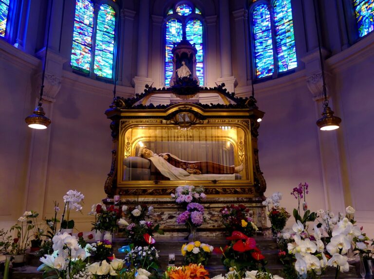 La châsse et le gisant de sainte Thérèse dans la chapelle du Carmel de Lisieux