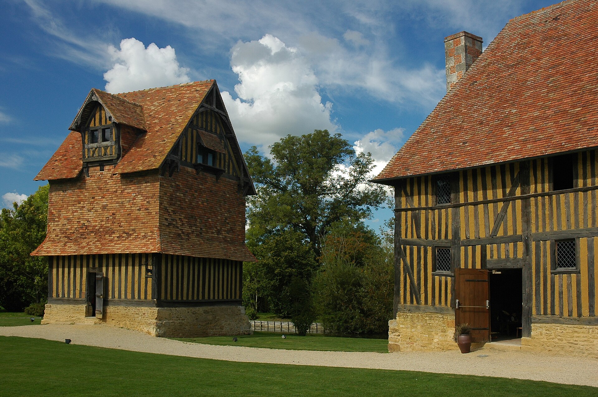 Le colombier et les bâtiments à pans de bois du château de Crèvecœur-en-Auge