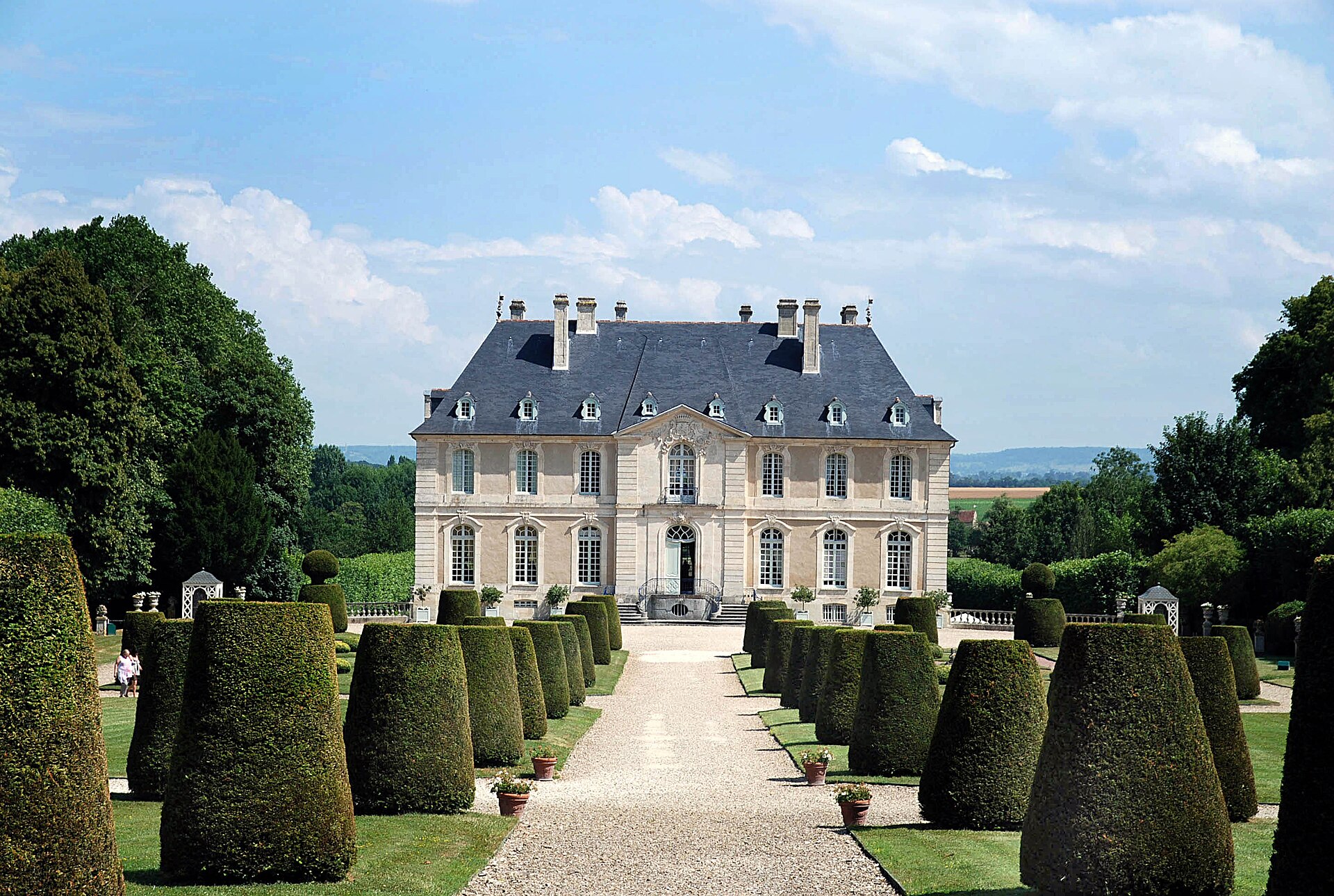 Le château de Vendeuvre et ses topiaires, côté ouest