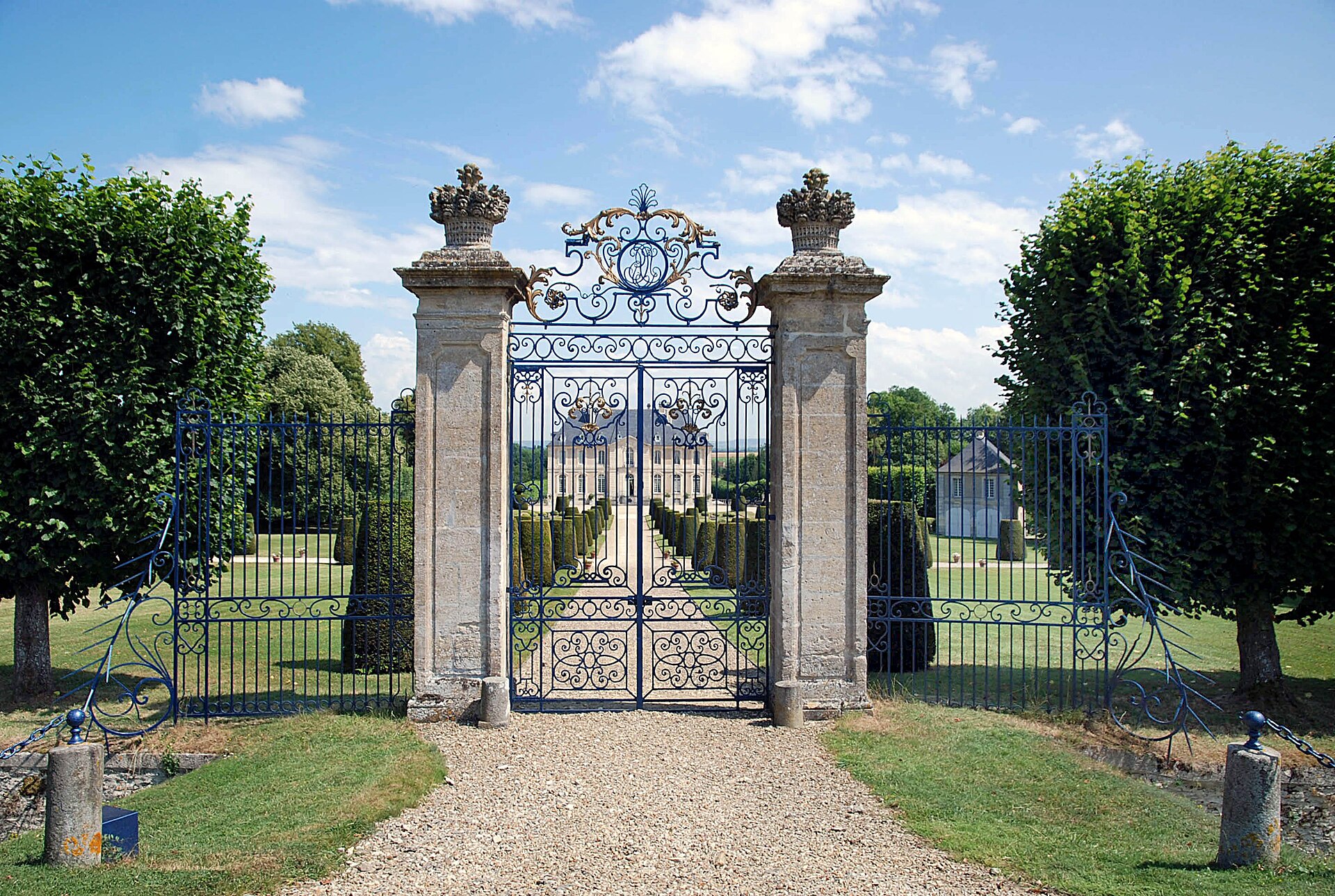 Le portail ouest du château de Vendeuvre et sa grille