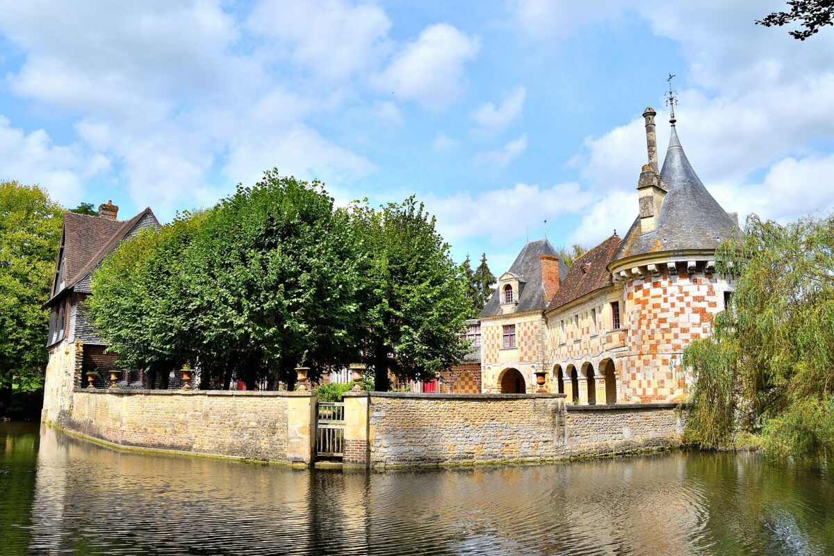 Le château au bord de ses douves
