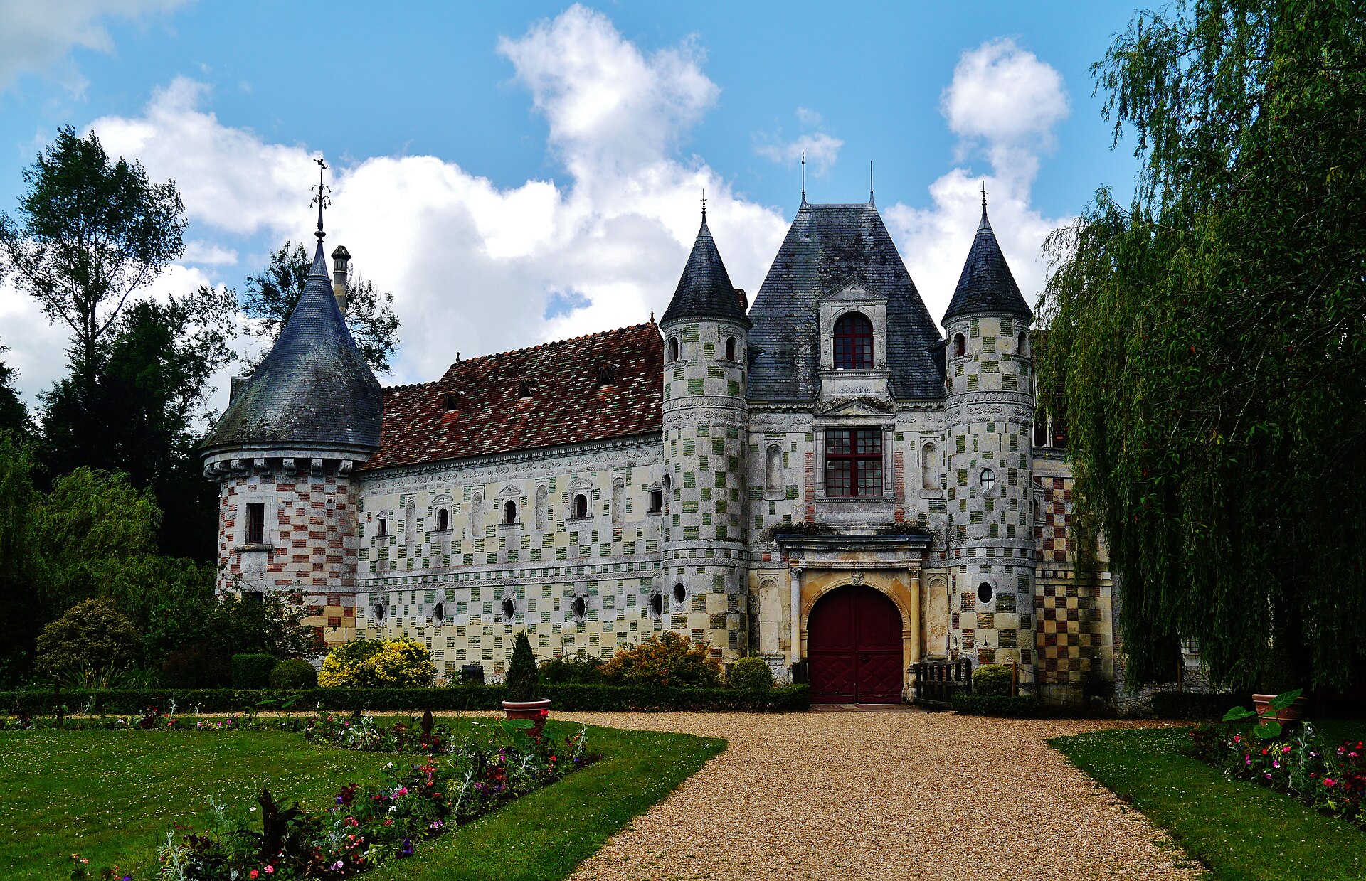 La façade en damier du château de Saint-Germain-de-Livet au bout de son allée
