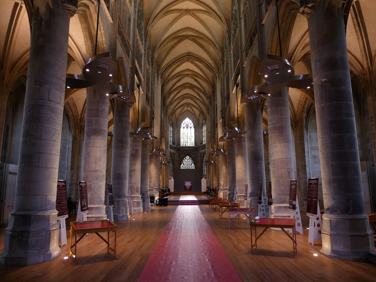 La nef, sans transept, d'un seul élan jusqu'au chœur