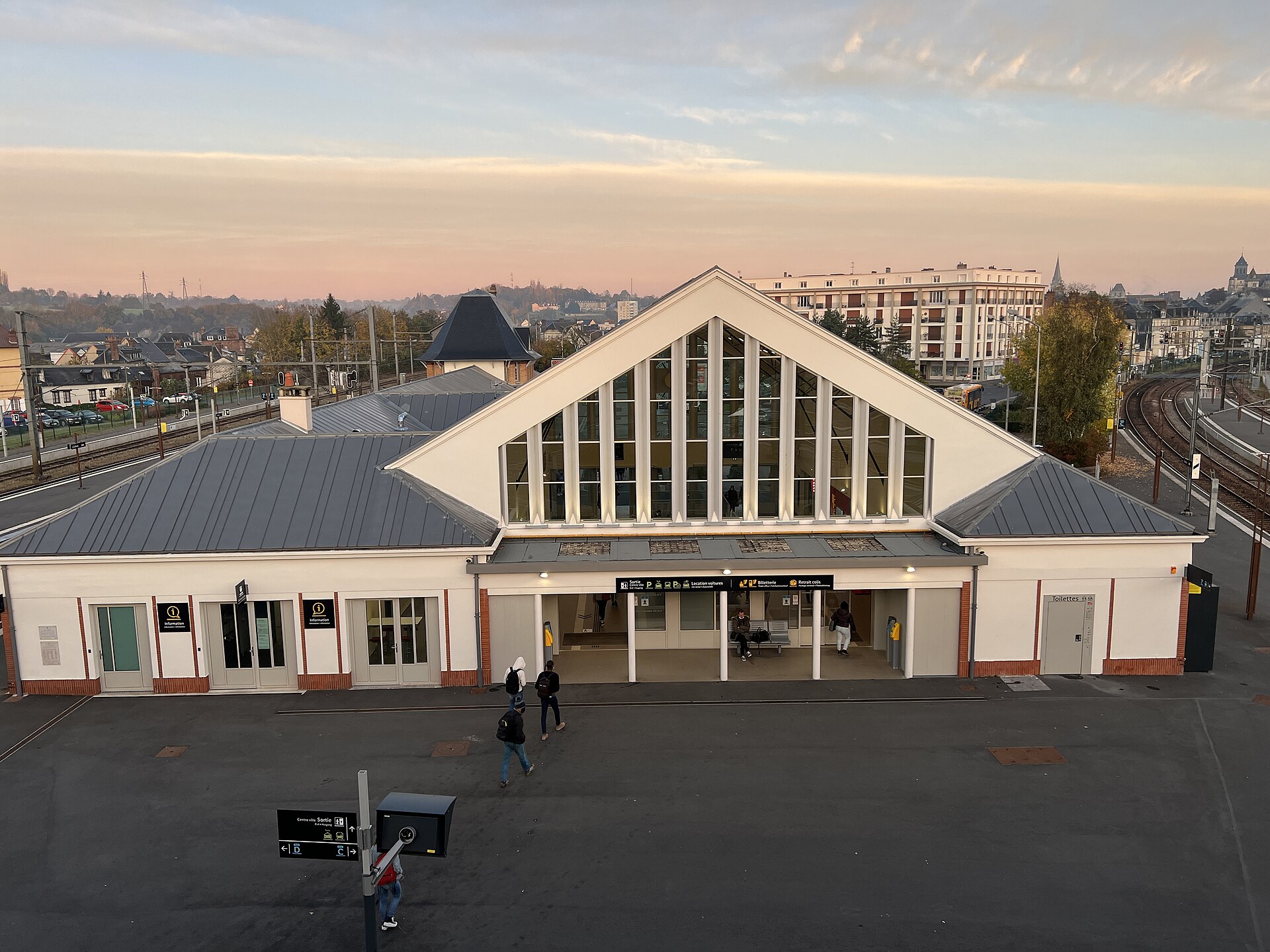 La gare de Lisieux vue de la passerelle au lever du jour