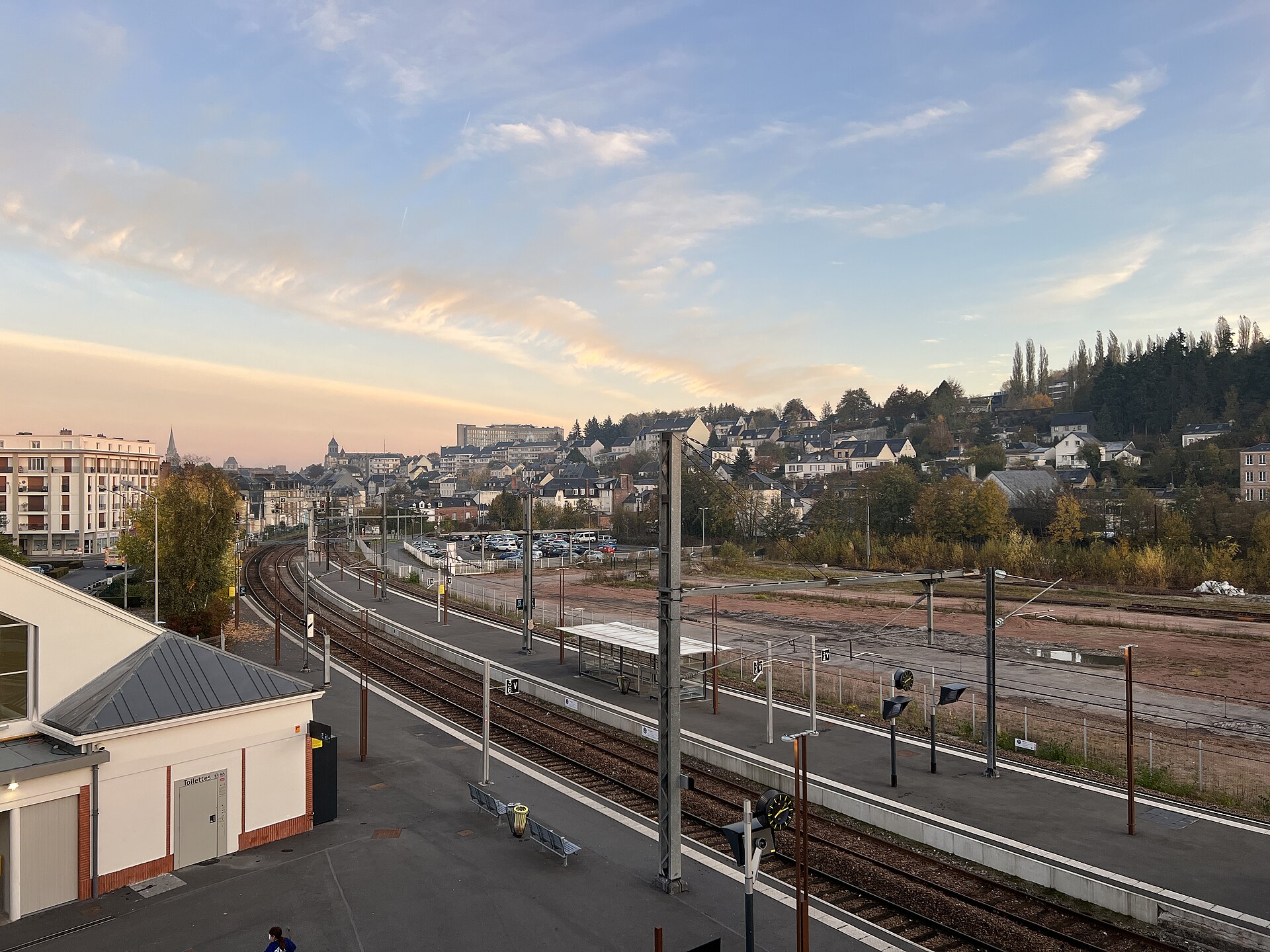 Les quais de la gare de Lisieux et les toits de la ville