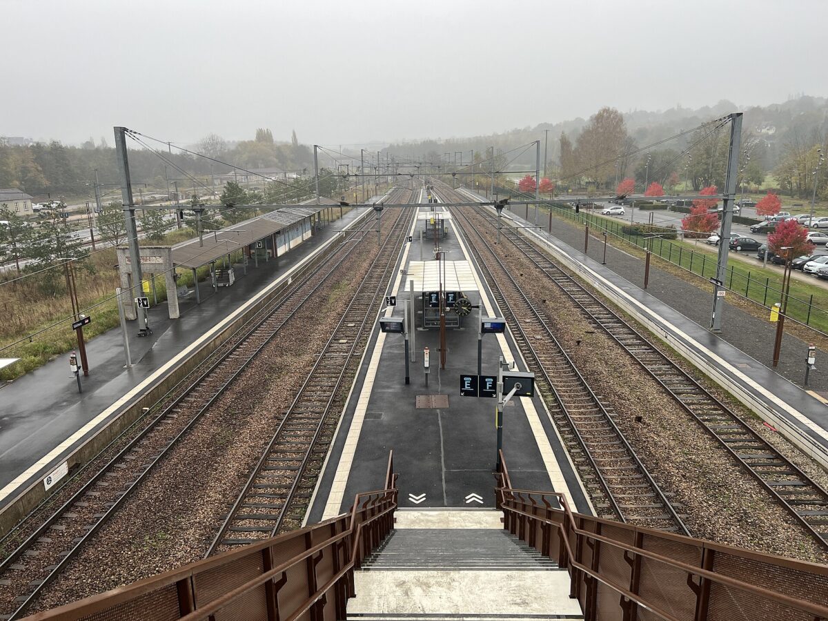 Un train à quai, vu de la passerelle de la gare