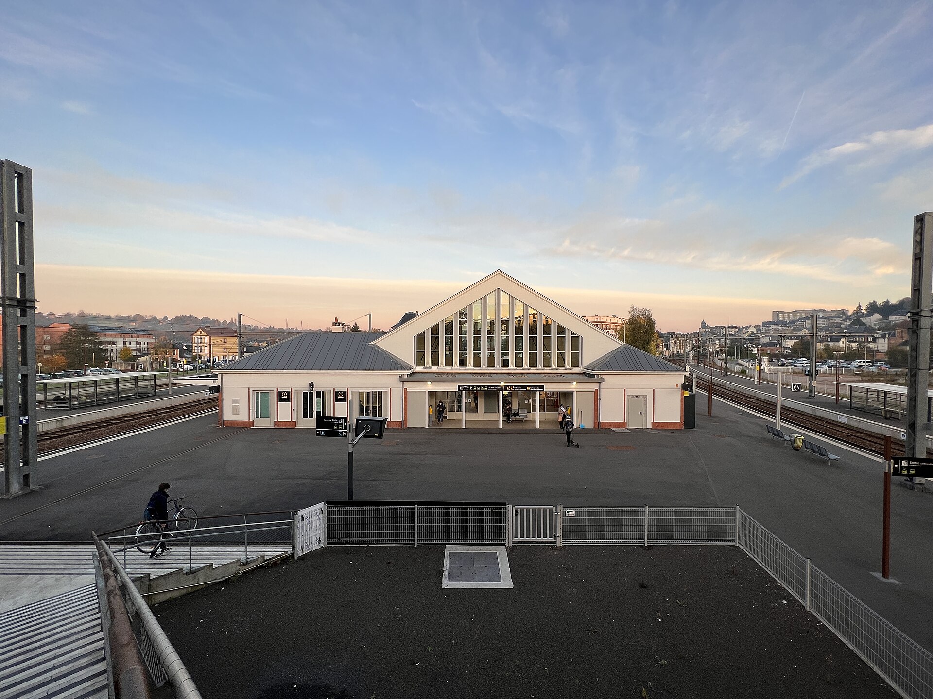 La gare de Lisieux et son parvis vus d'en haut
