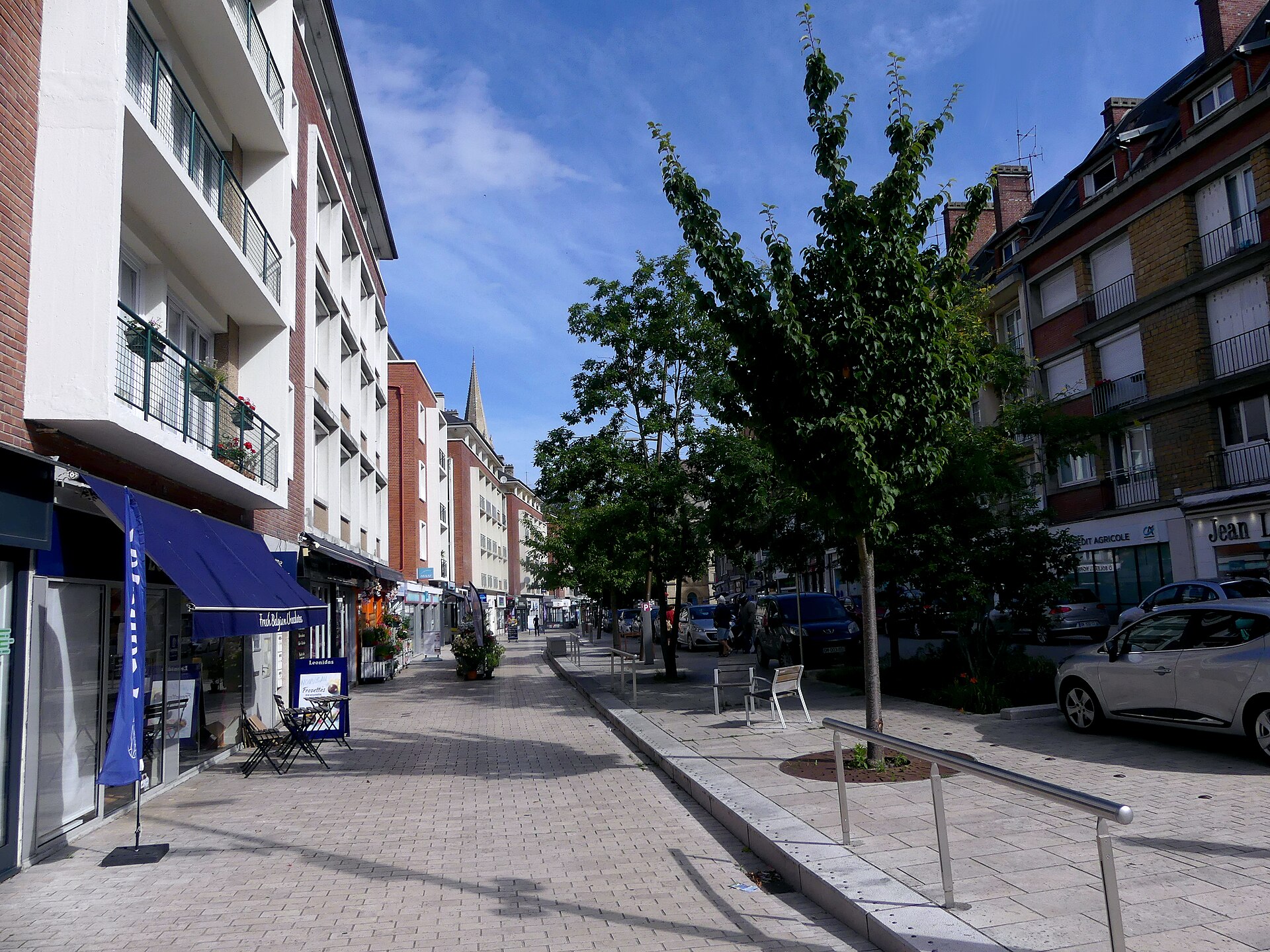 L'avenue Victor-Hugo, rue commerçante du centre de Lisieux