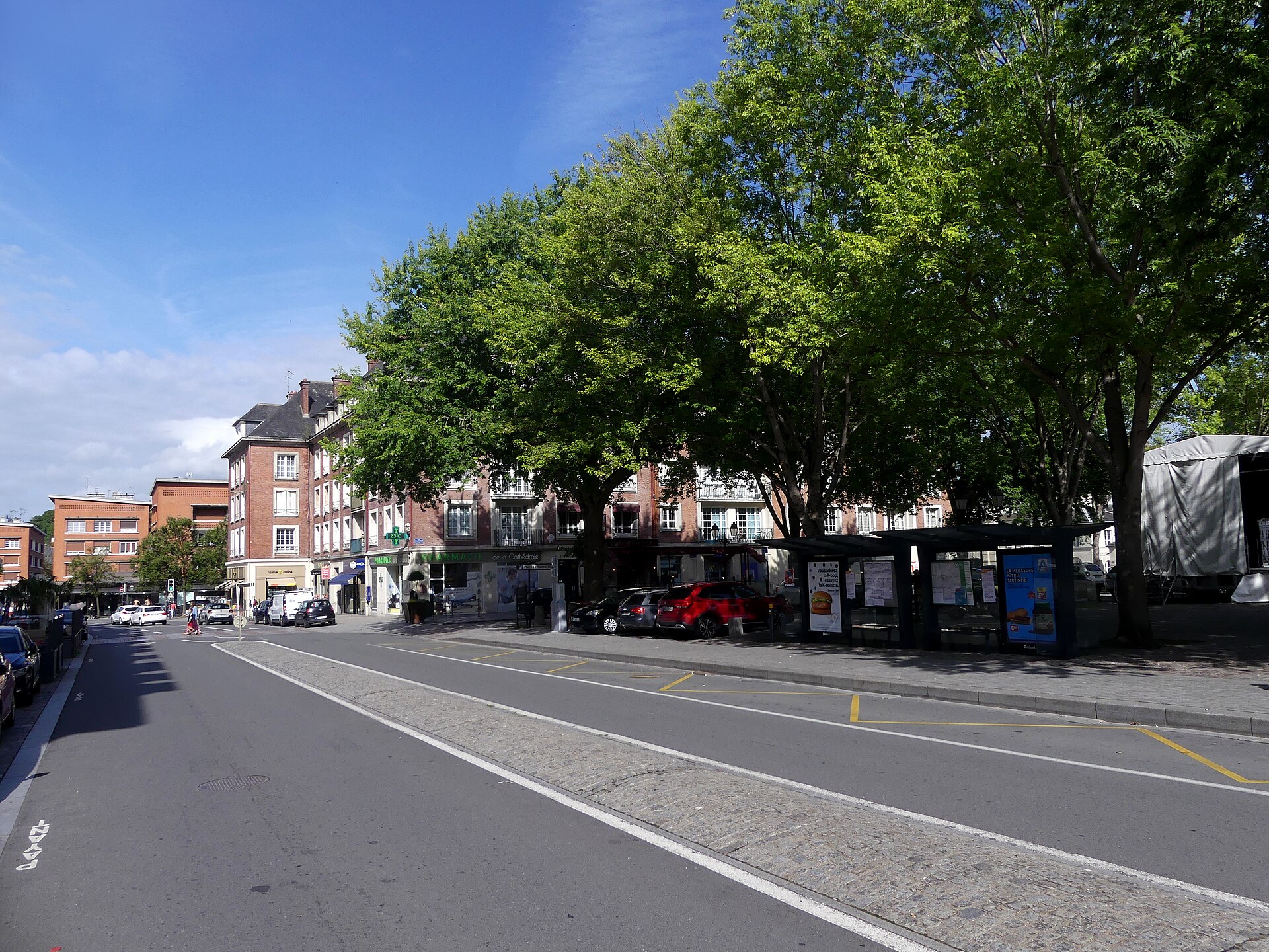 Le bas de la rue Henry-Chéron à Lisieux, un matin de juillet