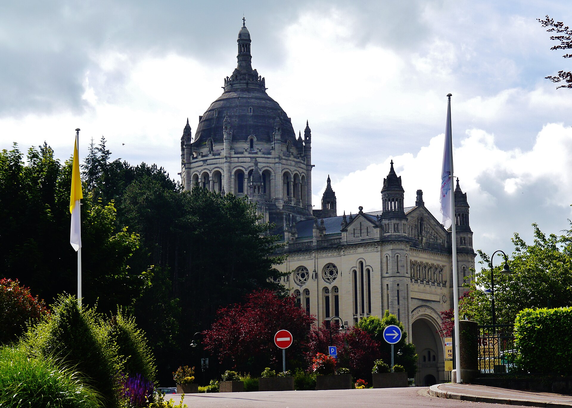 Le dôme de la basilique de Lisieux sous un ciel de nuages et d'éclaircies