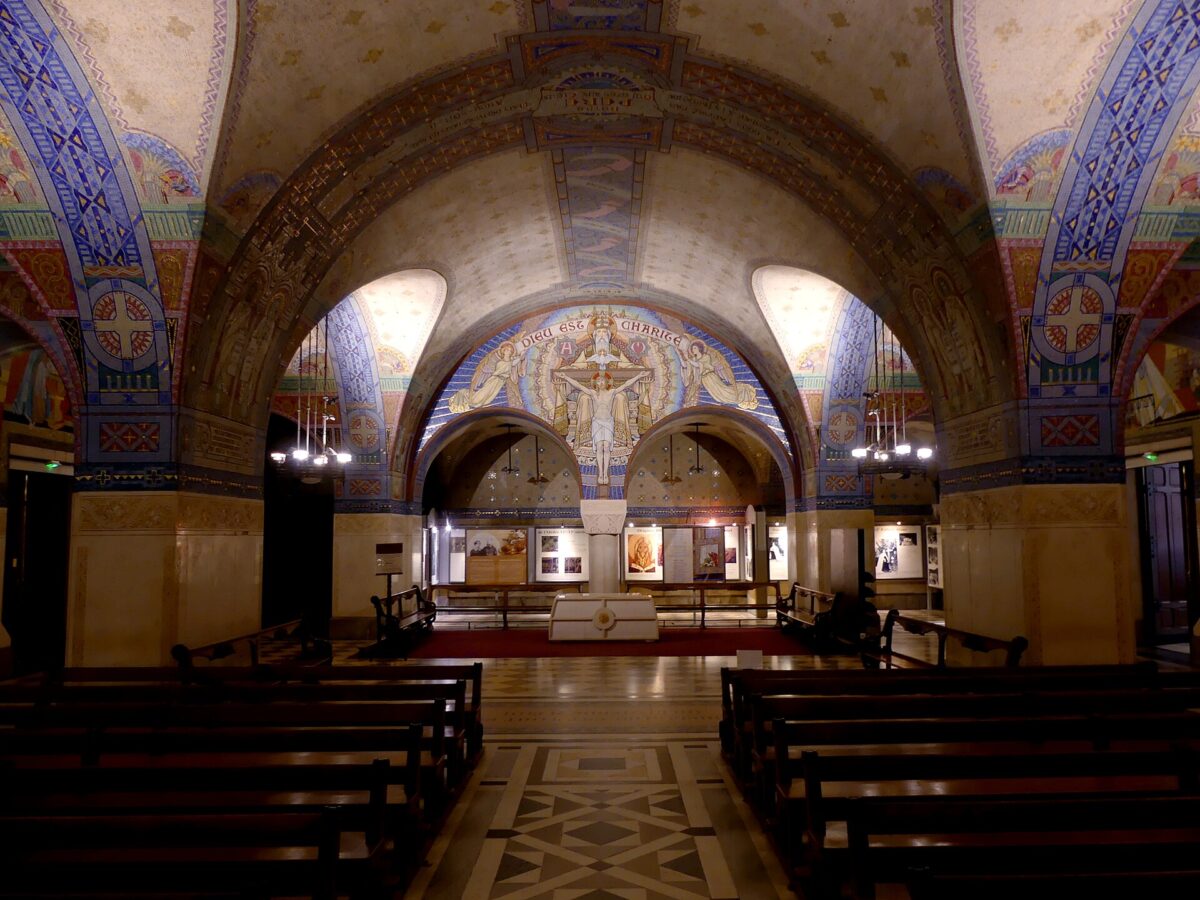 La crypte de la basilique, tout en mosaïques