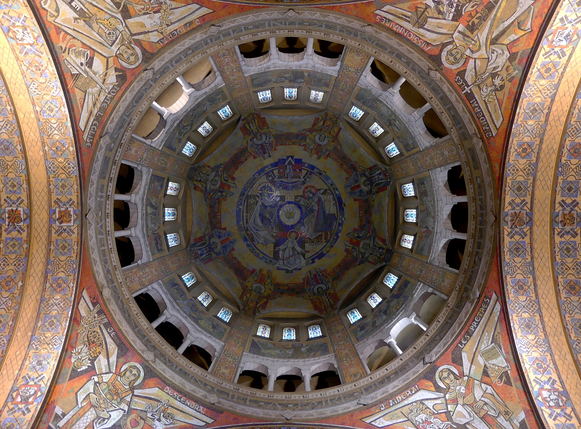 L'intérieur du dôme de la basilique de Lisieux, couvert de mosaïques