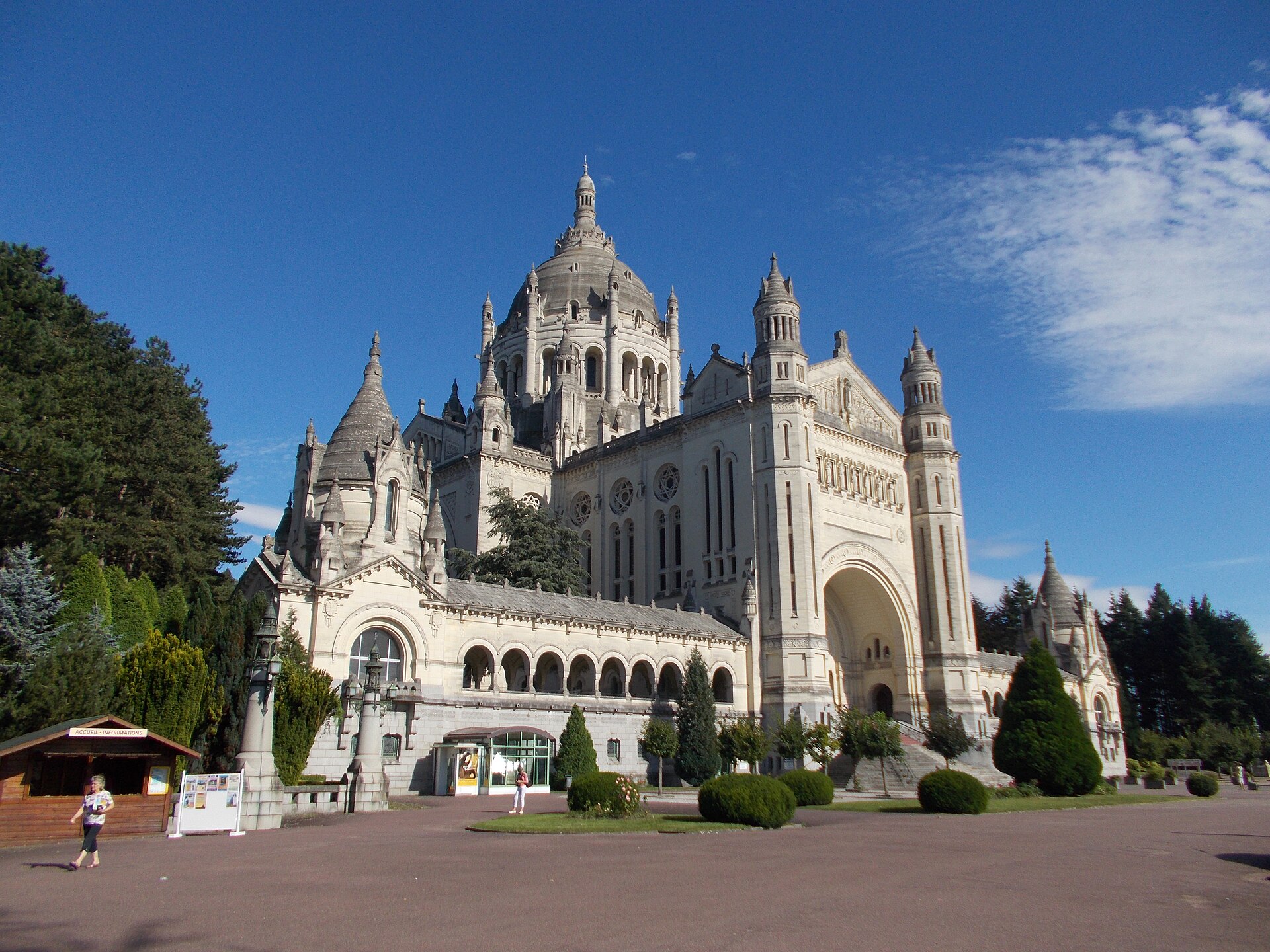 La basilique Sainte-Thérèse de Lisieux et son esplanade sous un ciel bleu