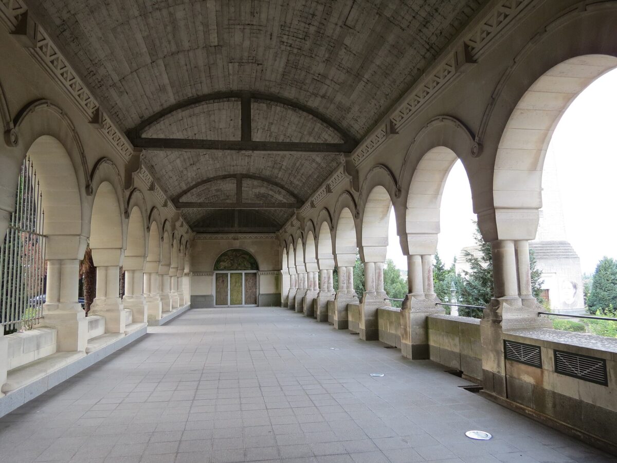 Une galerie à arcades de la basilique