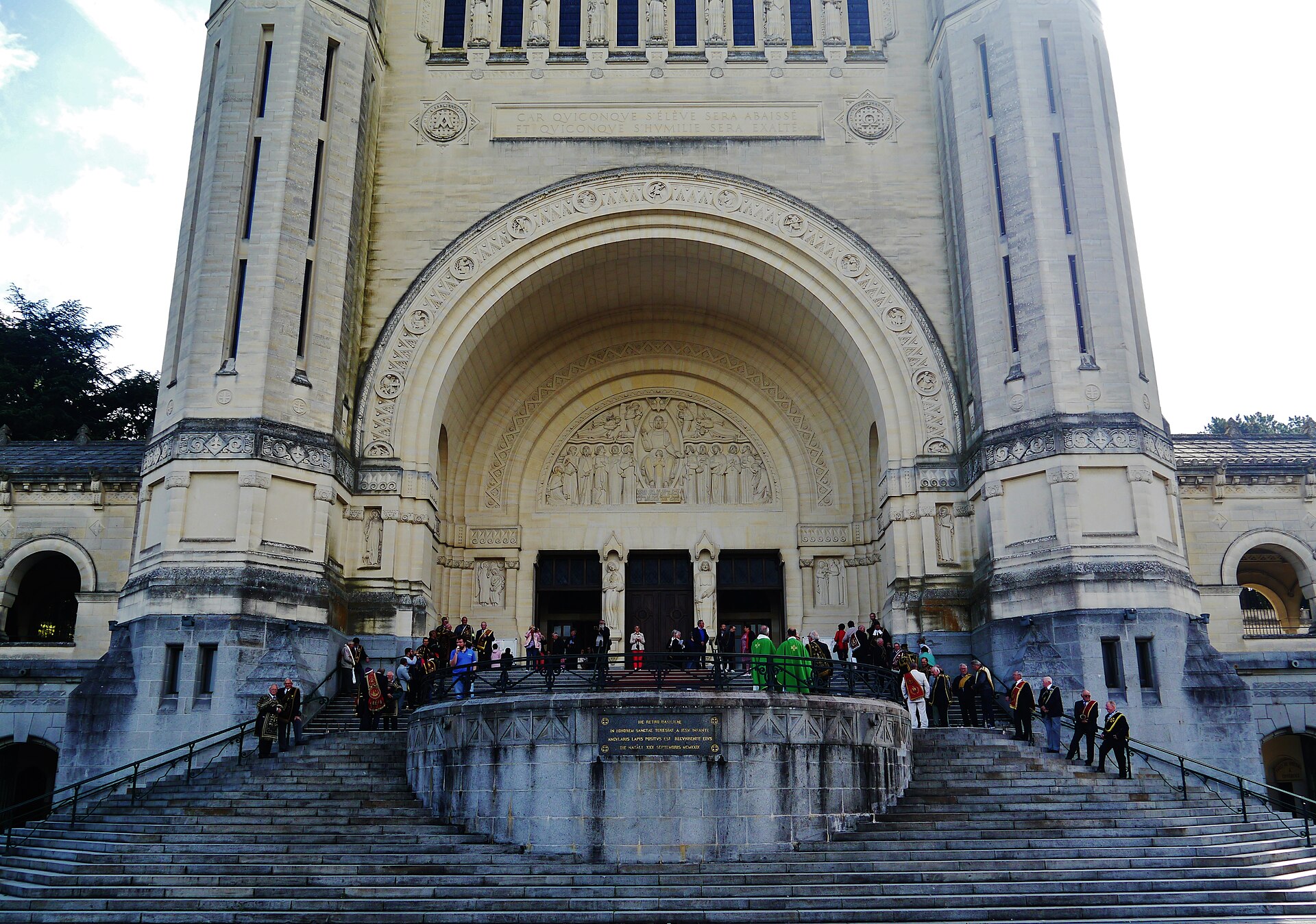 Des visiteurs sur les marches du parvis de la basilique Sainte-Thérèse de Lisieux