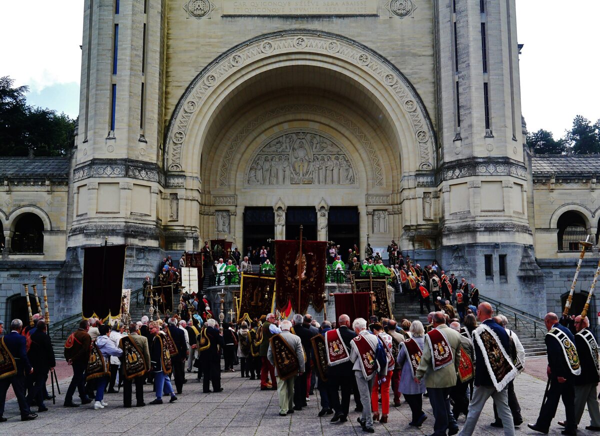 Une procession devant la basilique