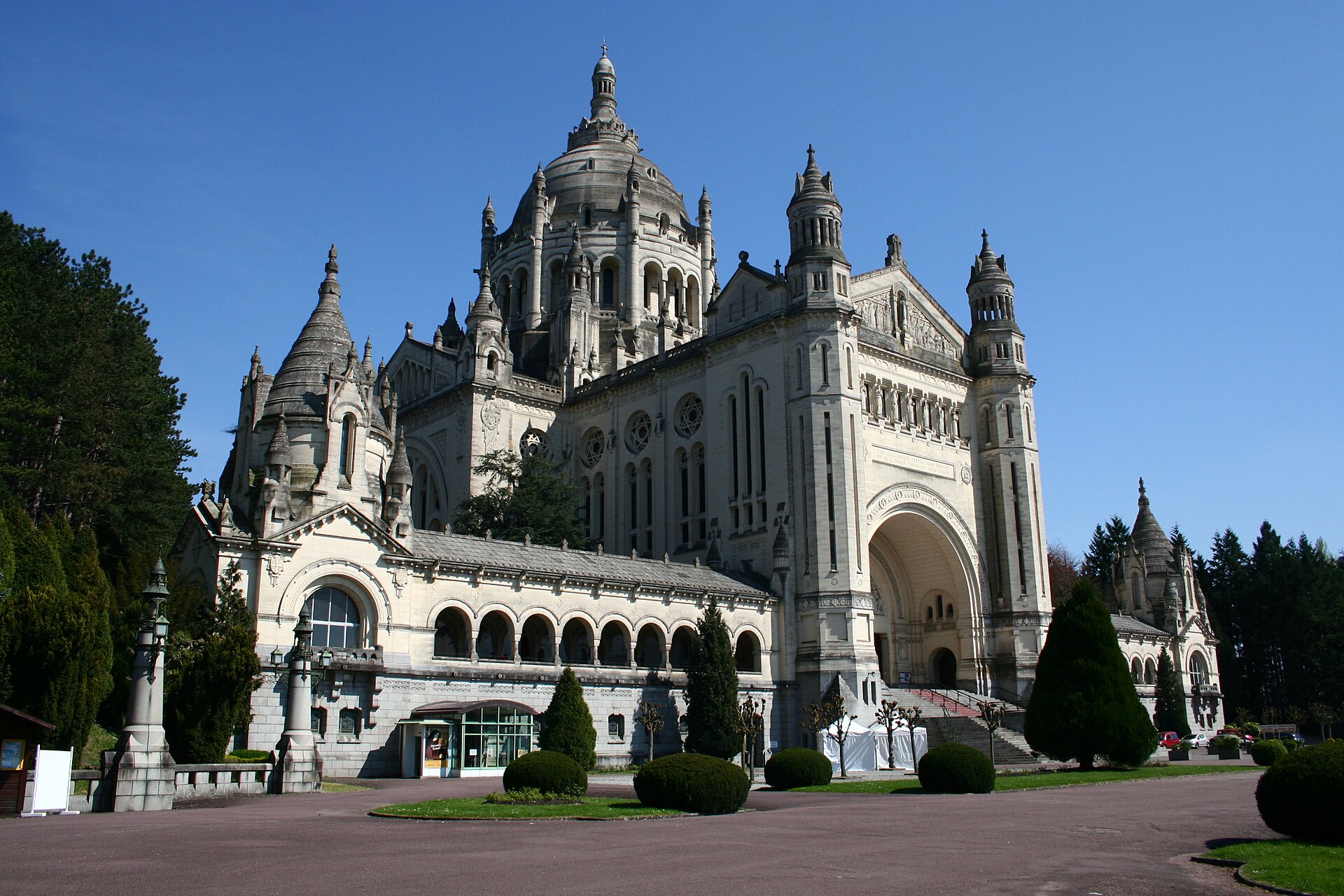 La basilique Sainte-Thérèse de Lisieux sous un ciel bleu