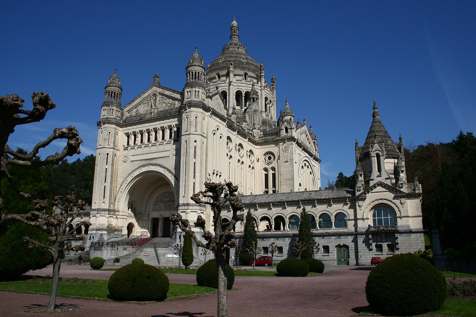 La basilique Sainte-Thérèse de Lisieux et son parvis planté de buis