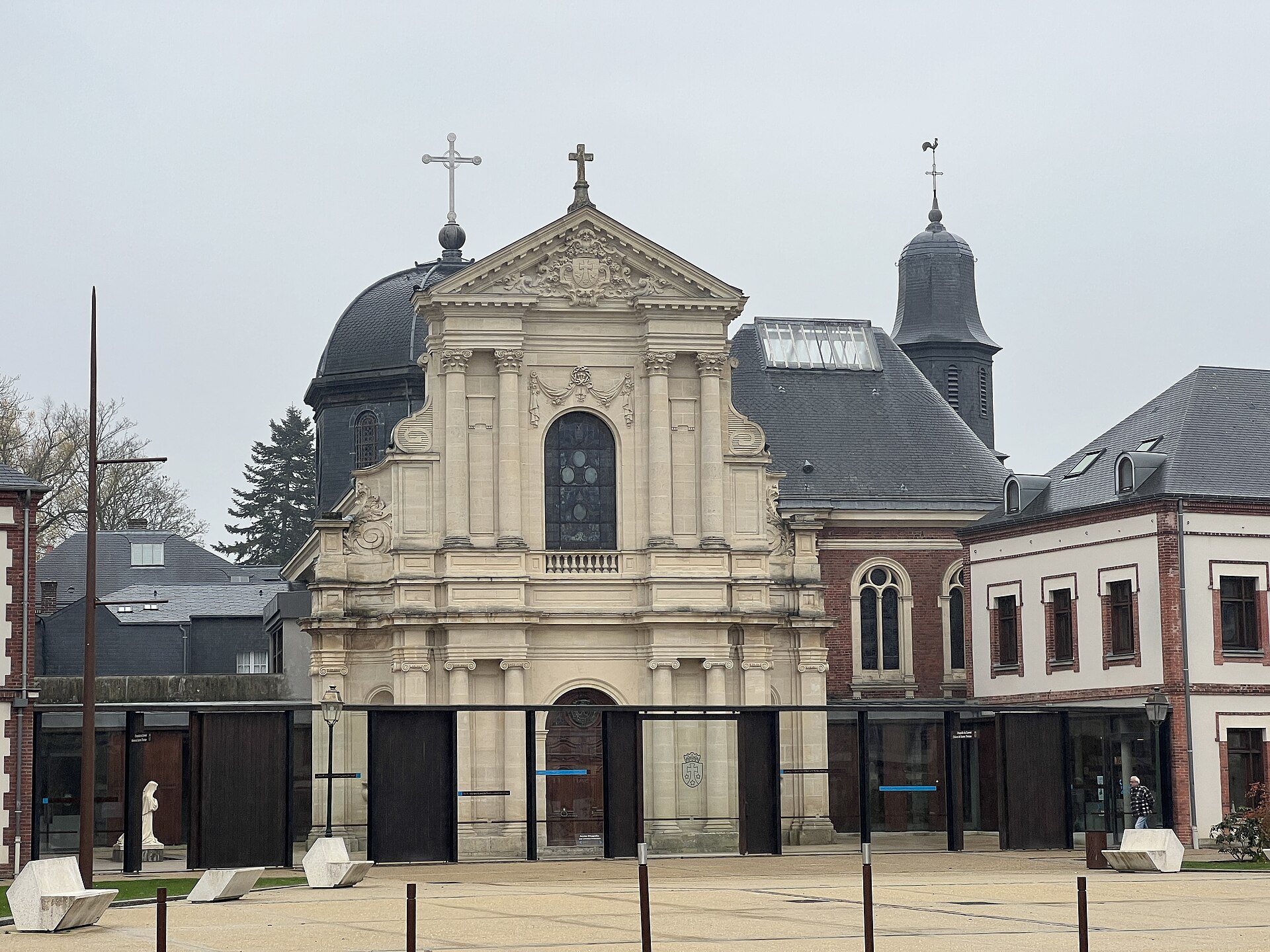 La chapelle du Carmel de Lisieux et son parvis