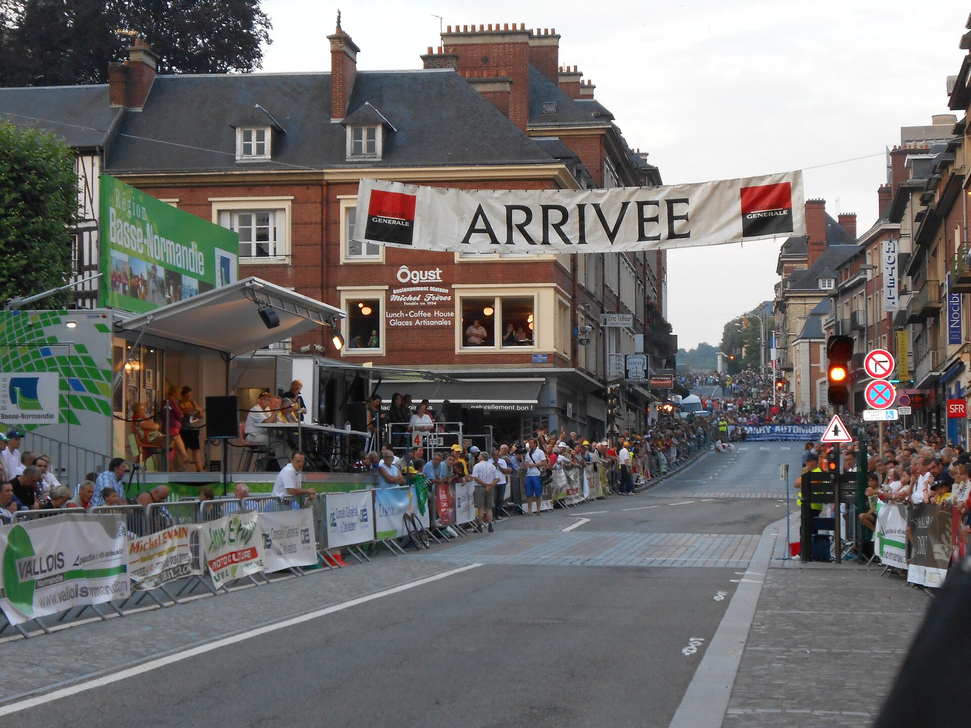 Le public le long de la rue Henry-Chéron, à l'arrivée du critérium cycliste de Lisieux