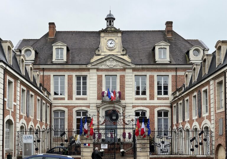 La façade de l'hôtel de ville de Lisieux, avec son horloge et ses drapeaux