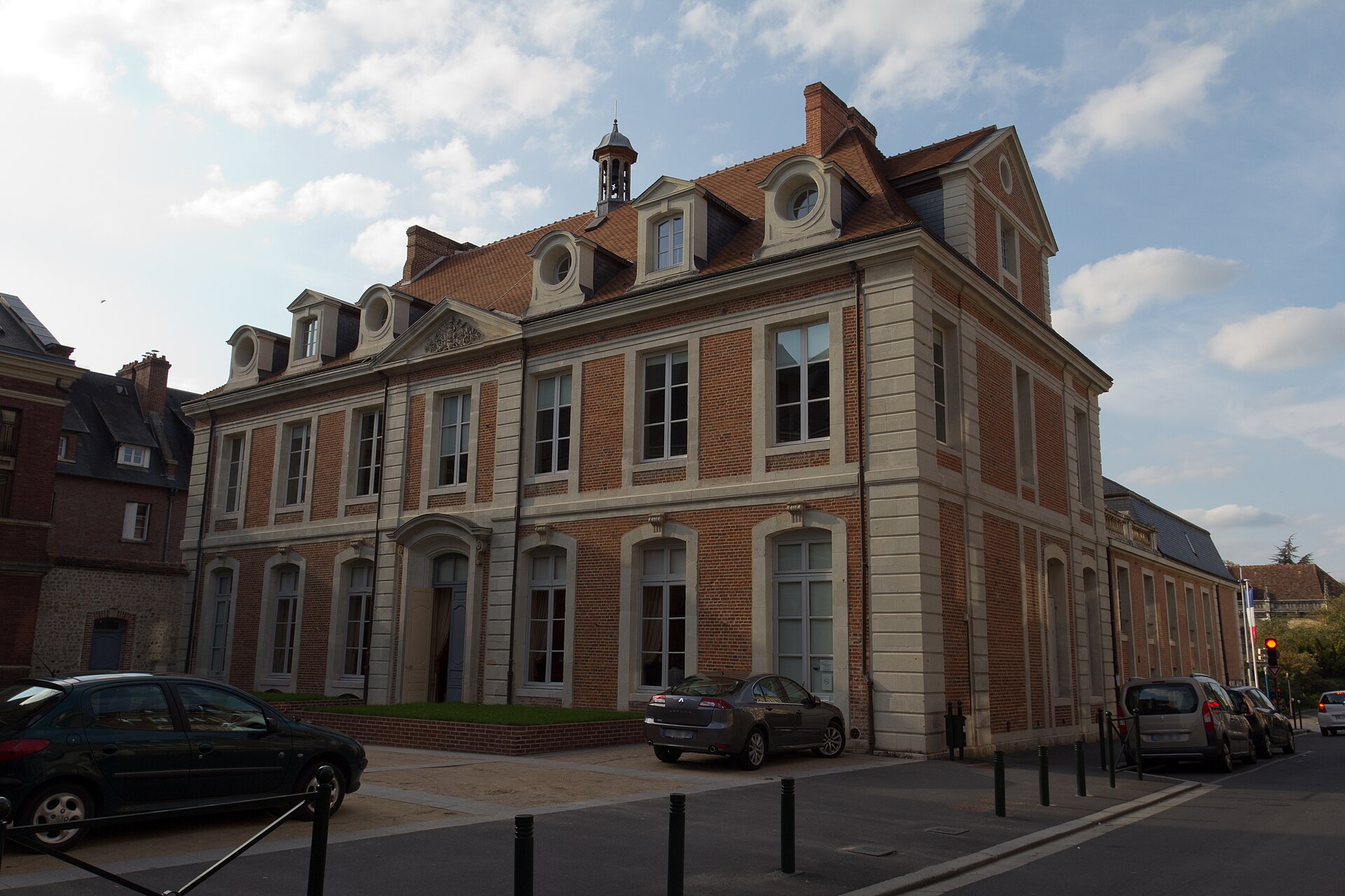 L'hôtel de ville de Lisieux, en brique et pierre, au bord de la place François-Mitterrand