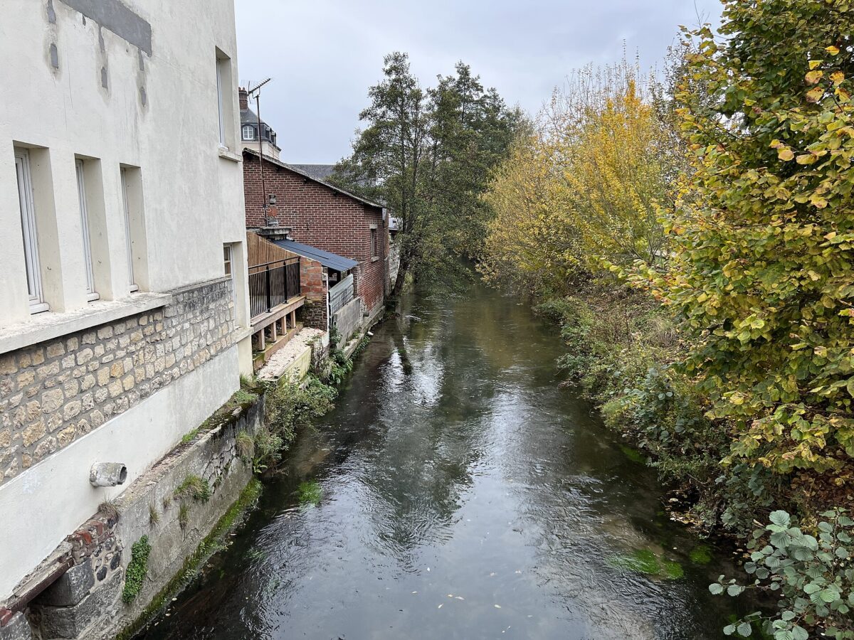L'Orbiquet dans la traversée de Lisieux