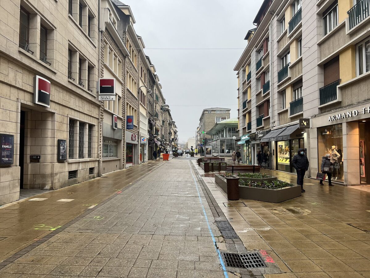 La rue Pont-Mortain à Lisieux, pavés mouillés un jour de pluie