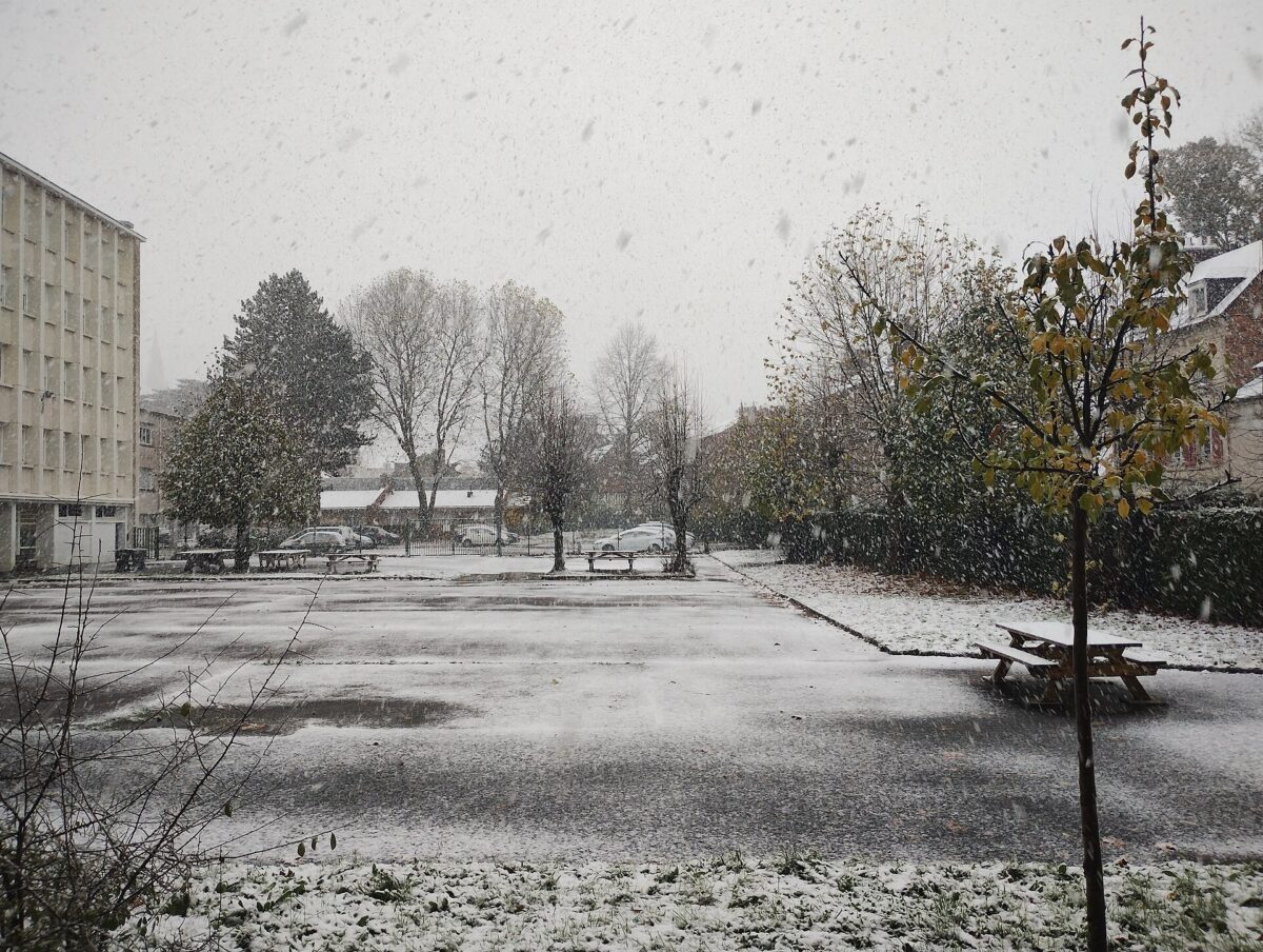 Lisieux sous la neige en novembre 2024, la cour d'un collège toute blanche