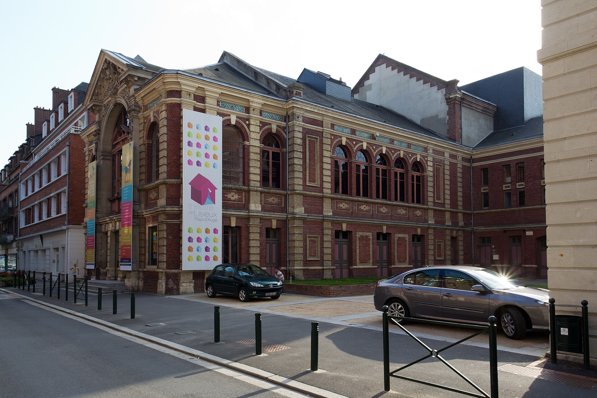 Le théâtre de Lisieux, rue au Char, vu depuis l'angle nord-est