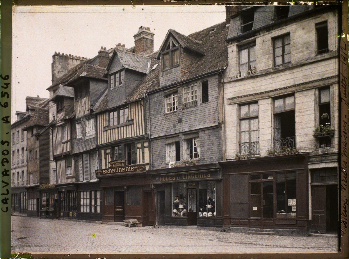 Rangée de vieilles maisons à pans de bois à Lisieux, autochrome d'avant-guerre