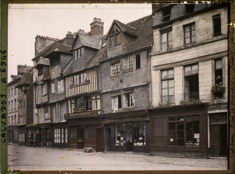 Rangée de vieilles maisons à pans de bois à Lisieux, autochrome d'avant-guerre